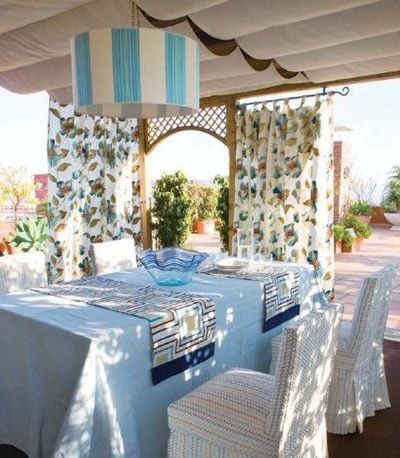 淡蓝色的桌布、椅套，营造出一派海洋风情，造型特别的浅蓝色的果盘，整个餐桌给人以清新的感觉