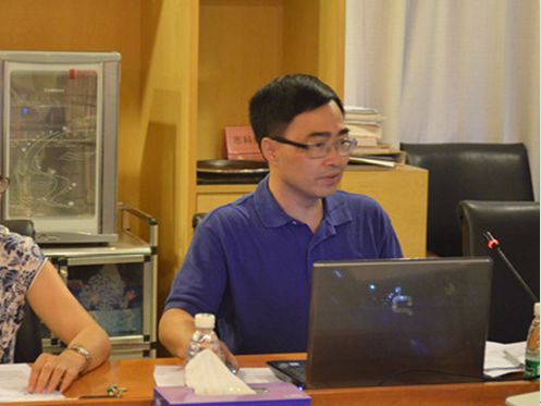 欧神诺陶瓷技术副总裁郑树龙汇报项目完成情况