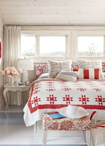 床品成了房间里最为亮丽的一笔，红色不会耀眼，绝大部分的白色点缀让这套床品更好看