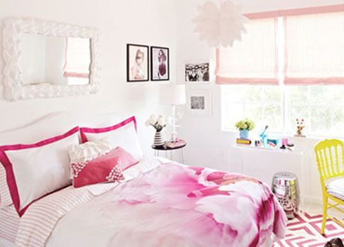 房间整体色调偏粉，搭配白色的墙面房间更绝温柔气氛