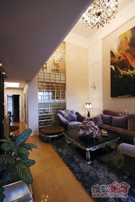 客厅华贵的紫色沙发造型别致的黑水晶灯边沿雕花的茶几充满欧陆风情的楼梯扶手带着欧式曲线的餐厅桌椅