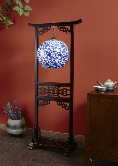 此款中式落地灯以薄陶瓷蓝花灯罩搭配极具传统韵味的镂空灯身，为家居带来浓郁的古典韵味