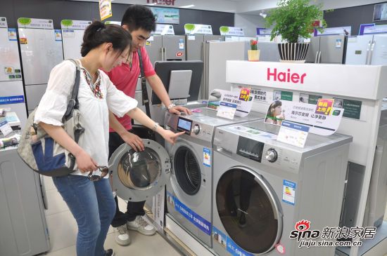 消费者在卖场体验海尔水晶系列滚筒洗衣机