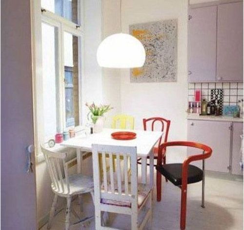 简单的白色小餐桌和餐椅让这个小餐厅有种小家的温馨感