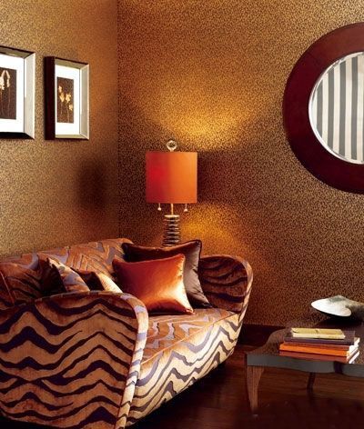 ，在柔和的灯光和暖色墙纸的烘托下，让客厅里的奢华气氛慢慢弥散晚开来