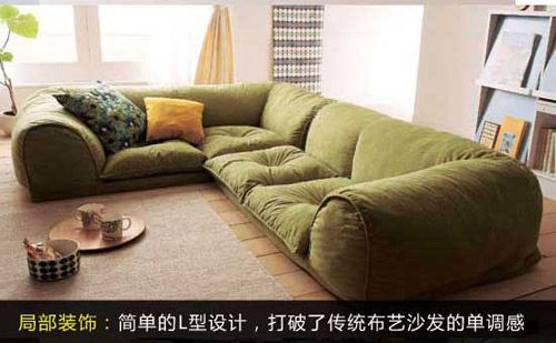 男生房间的布艺沙发，可以选购素雅的颜色，搭配颜色鲜明的靠垫，视觉冲击的同时，让人觉得房间不再单调