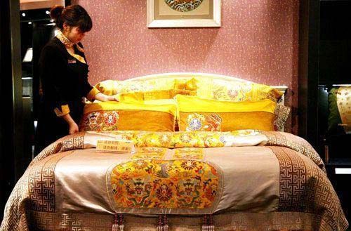 店员正在整理这套售价达100万元的“皇家专用”床上用品
