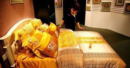 整组床上用品采用中国皇家特有的明黄色，并配以典雅的浅咖啡色纹路和装饰以龙凤花纹