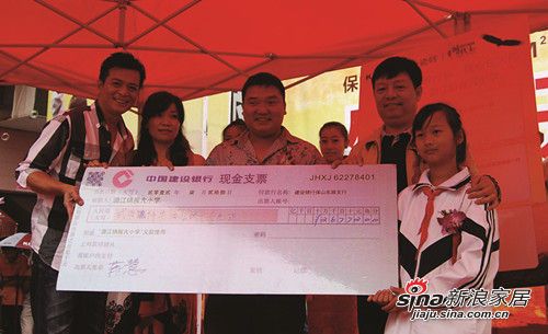 义卖义拍的总数以现金支票划拨至公帐的形式捐助给潞江镇赧亢小学