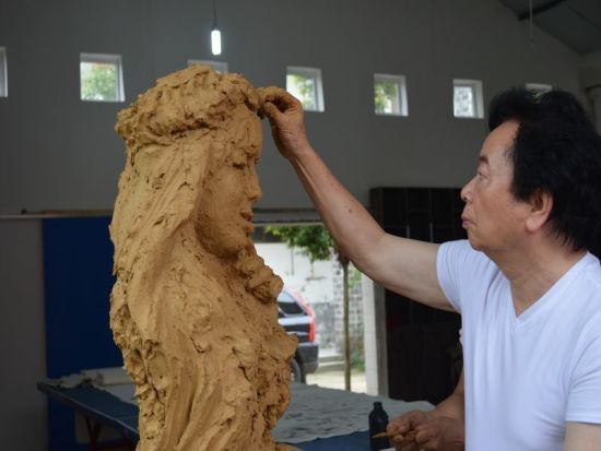 赵树同老师在威尼斯商人瓷砖艺术工作室里创作泥塑