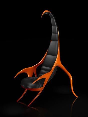 这款“蝎子”椅却显得十分可爱，橙黄色略带光泽的表面让椅子看上去十分亮眼，蝎子的腿和嘴化作椅子的支腿，造型十分精巧
