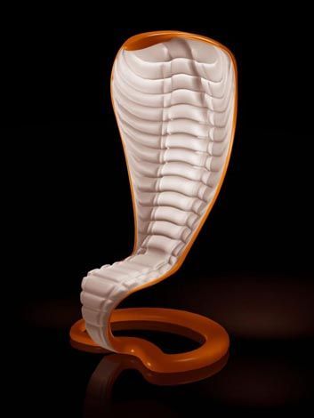这款“眼镜蛇”椅巧妙地将蛇的造型融入到椅子的设计之中，看上去非常逼真