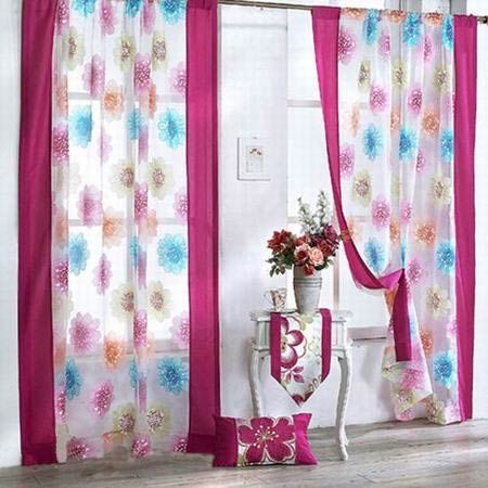 这是一款聚酯材质的窗帘，给人轻盈的半透明感。紫色窗帘典雅高贵，零星的花型图案增添可爱自然气息