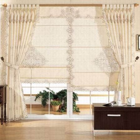 棉麻材质的窗帘，手感非常舒适，吸音效果也不错，减少窗外的噪音传入室内。白色带碎花图案的韩式窗帘适合打造清新纯净的装修风格