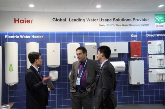 消费者正在咨询海尔热水器产品