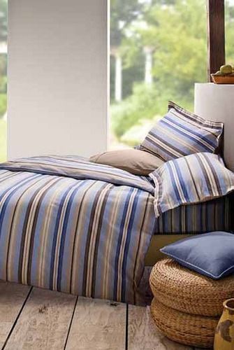 简洁大气的条纹，充满了乡村的质朴气息，蓝灰色彩加上原木色，为卧室空间带来大自然的原始韵味