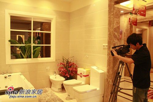 房产频道“家居第1线”节目在恒洁拍摄各色卫浴空间素材