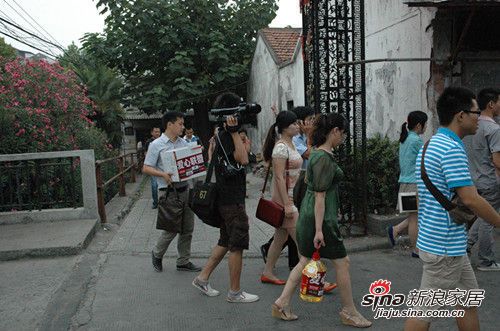 安华荆州国际馆总经理王健先生带领大家前往受助者家中