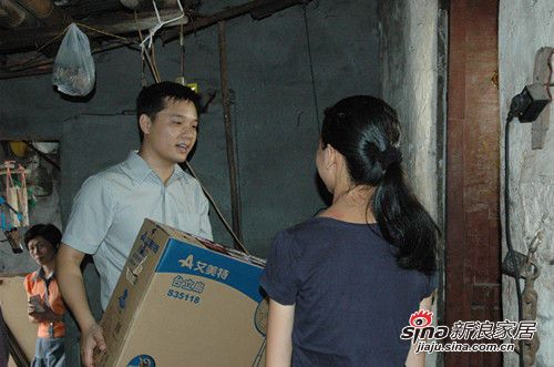 王健先生为其中一位受助学子送上助学金和生活用品