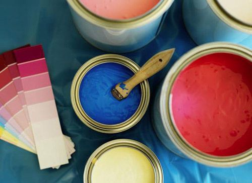 现在市场上的墙面漆主要是乳胶漆这一品种，大多数家庭墙面装修主要选择乳胶漆涂刷。乳胶漆是有机涂料的一种，是以合成树脂乳液为基料加入颜料、填料及各种助剂配制而成的一类水性涂料