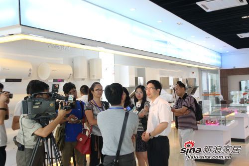 万和总裁叶远璋在产品展厅接受媒体记者联合采访