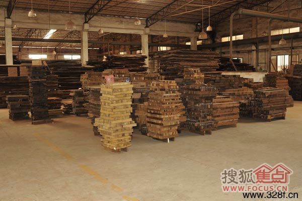 家宝红木工厂规模较大，但因引用先进的吸尘设备，所以地面非常干净整洁