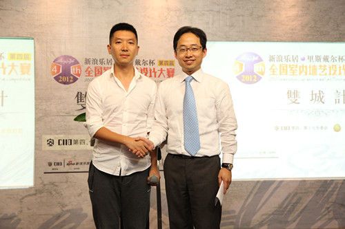 上海欣旺壁纸总经理康家祥先生和2011年大赛特等奖获得者王鹏先生合影