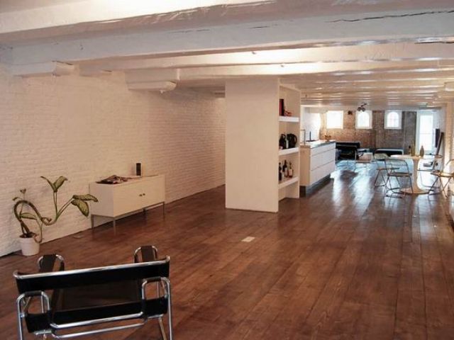 荷兰特色现代公寓 旧地板反差极简主义(组图) 
