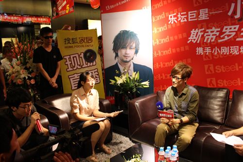 台湾著名歌手小刚出席由斯帝罗兰家具组织的明星总裁签售活动