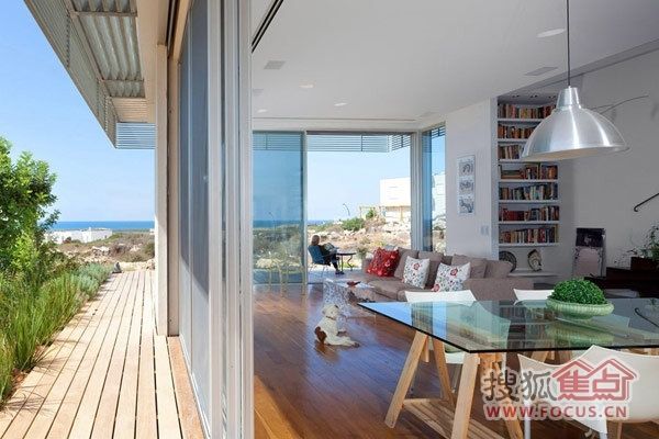 俯瞰地中海的蓝天白云 以色列的现代风格大宅 