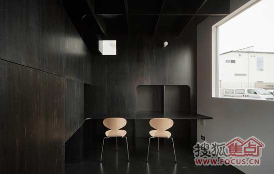 黑色原木地板搭配白装 现代极致小日式(组图) 