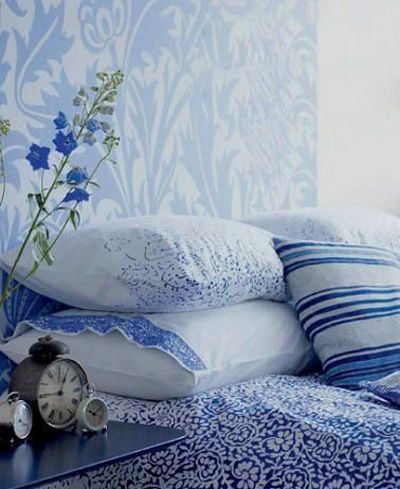 不同图案与大小的靠枕混搭在一起，是为房间增加深度和冲击力的经典方法，营造出浪漫轻松的卧室氛围
