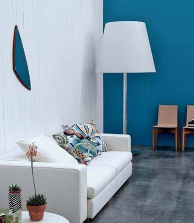 试着将一面墙壁漆成柔和的蓝色，在另一面白色墙壁上点缀不规则的呼应色，再加上蓝色元素的印花靠垫，搭配白色的沙发，这样的氛围，同样可以营造出安静柔和的夏意