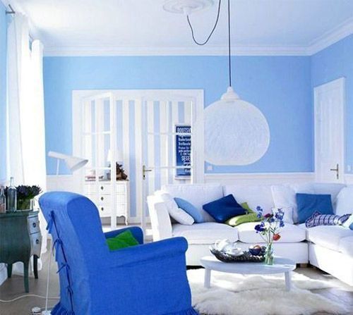 用水蓝色涂装墙面不仅显得空间清凉透亮，还隐约有种水一样的流动感，能够在夏日为客厅营造出一片幽雅宁静的室内空间