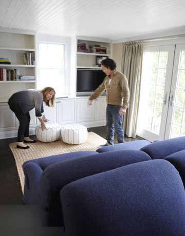 家具的整体布局上都需进行改变。两个同系列的沙发背靠背将这个大空间分割成视听区和会客区，这样的布置除了条理清晰外无任何优点，因此设计师任务必须首先打破这种格局
