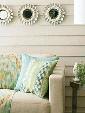 素面的沙发，可以利用与靠包同色系的布料来制作方巾，使沙发整体看起来更加艳丽