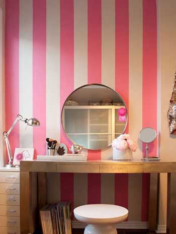 粉白条纹的壁纸适合公主房，简单的装饰起到了很好地烘托作用