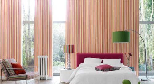 红黄色的暖色调细条纹壁纸，简约派的现代作风，营造出夏日热烈的家居风格