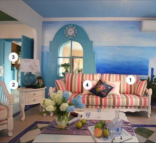 地中海风格的客厅，不仅仅是地中海家品的相互搭配，在家具和家品的选择上，还可以采用田园、中式家品进行混搭，例如蓝色花器就是中式与地中海的融合体