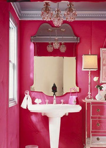 玫红色的壁纸在卫浴间墙面上大面积使用，需有足够的自信和能力