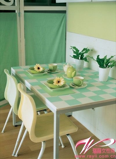 白绿棋盘格餐桌