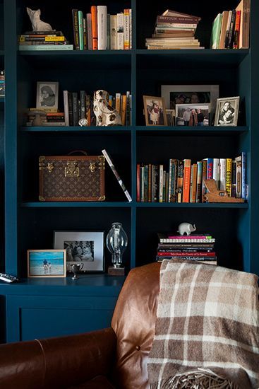 深蓝色的书柜作为和书房墙面互相搭配的单品，让书本有更加浓郁的味道