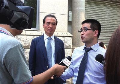 　休庭后，黄光裕夫妇的代理律师李默（右一）和赵国华接受采访。本报记者裴晓兰摄