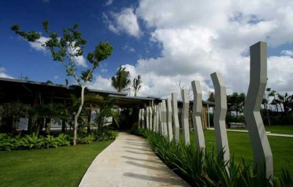 海外风情  巴厘岛充满艺术感的临湖大宅 