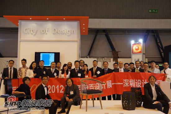 深圳市副市长一行与中国参展团在（2012百分百设计展中国展区）合影