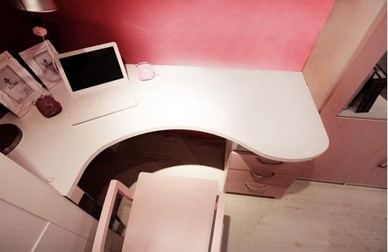 百强家具保障房系列书桌弧形设计符合人体最舒适坐姿