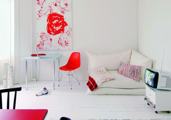 白地板搭配白墙面 让彩色饰品来点缀空间(图) 