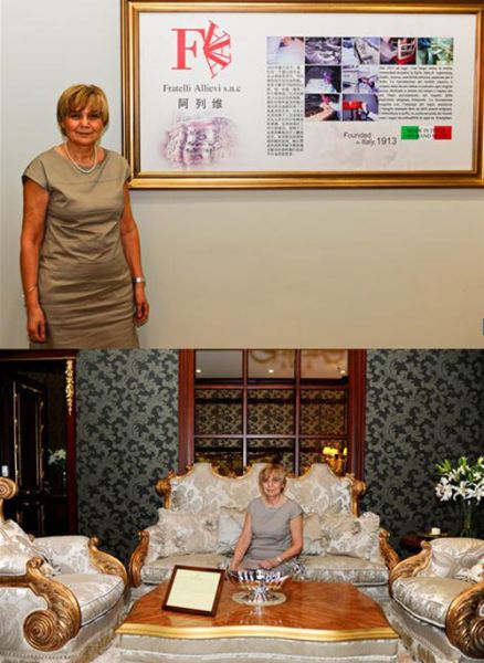 图为：2012年5月27日 Fratelli Allievi总裁在中国梅蒂奇家居艺术馆签售