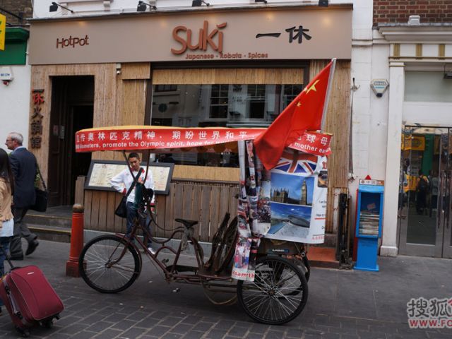 唐人街上的奥运宣传三轮车