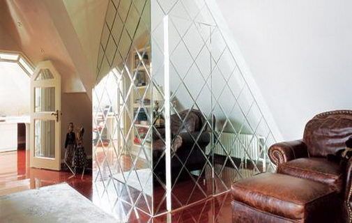 平白的一面镜子待在一处墙面上就不如加以分割后拼接的装饰效果强，不仅达到了反射光线的目的，还能增加平直空间的趣味性